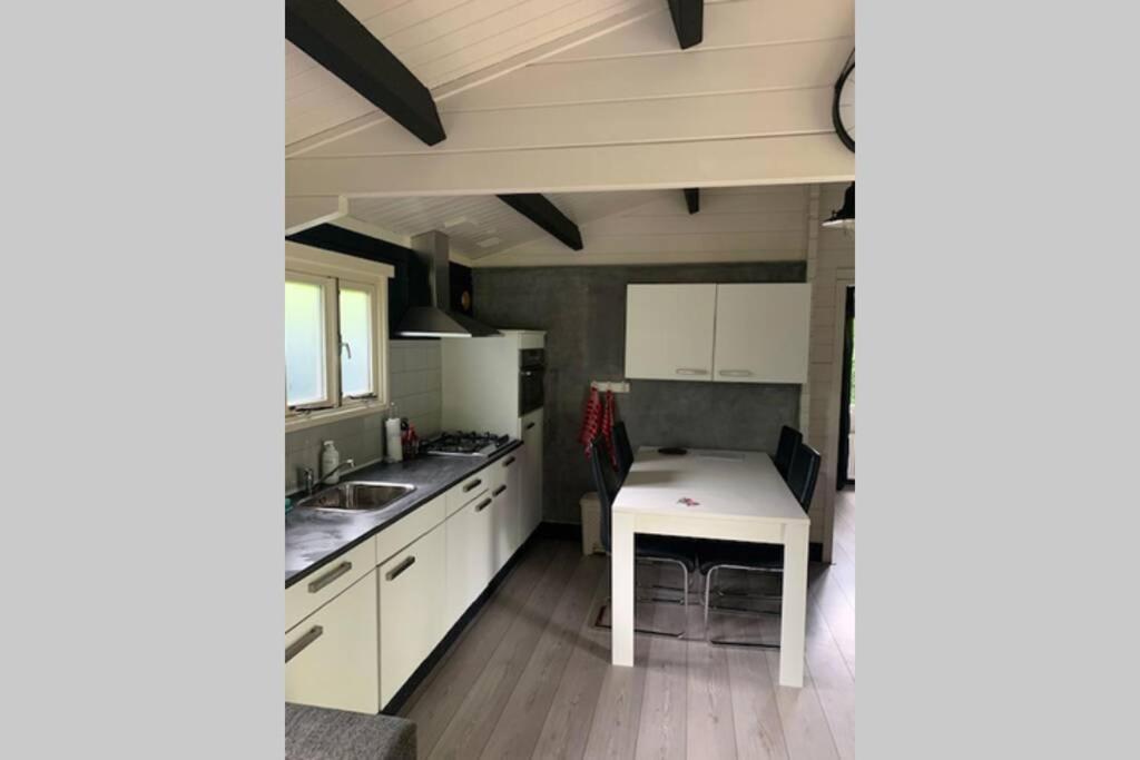 Sfeervolle Blokhut Op De Veluwe Op Recreatiepark Topparken In Beekbergen Met Vrije Tuin En Eigen Parkeerplaats Exterior photo