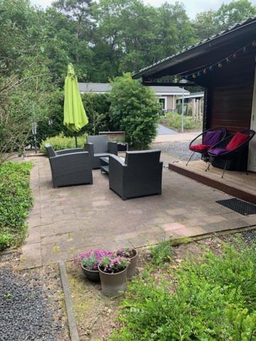 Sfeervolle Blokhut Op De Veluwe Op Recreatiepark Topparken In Beekbergen Met Vrije Tuin En Eigen Parkeerplaats Exterior photo